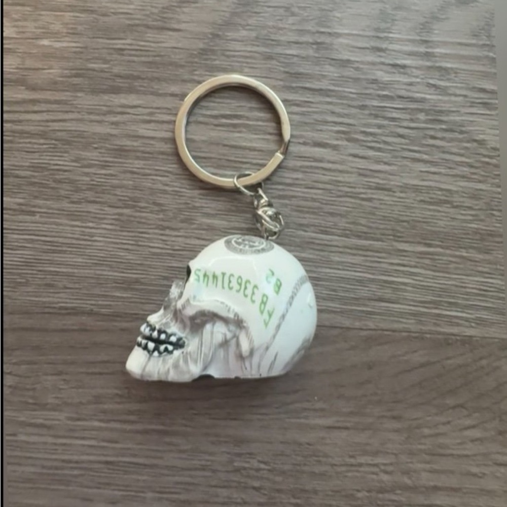 Skull Keychain - Picture 2 of 4